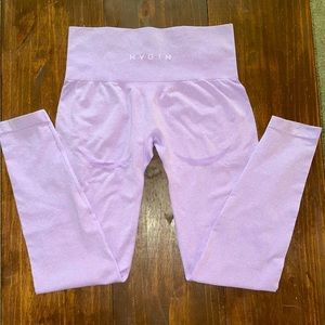 Lilac NVGTN M contour seamless leggings.